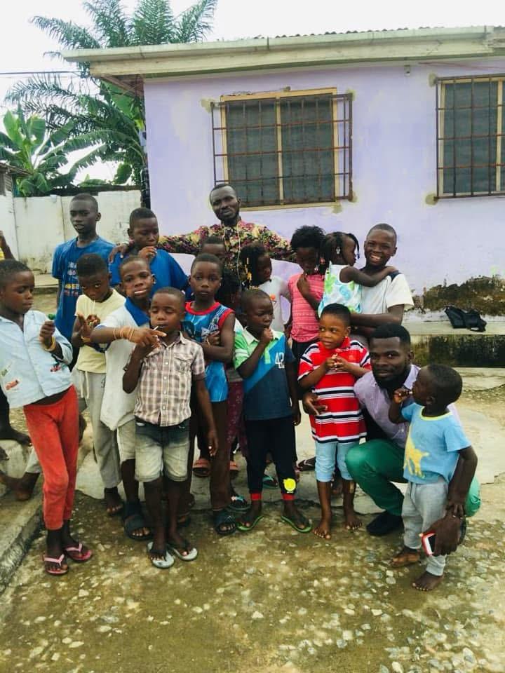 Children receiving food donations